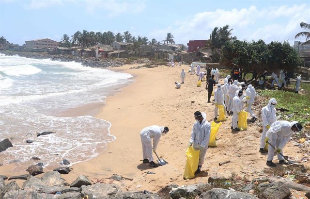 El Ejército de Sri Lanka retira parte del vertido provocado por el incendio del buque mercante 'X-Press Pearl' frente a las costas de la isla.