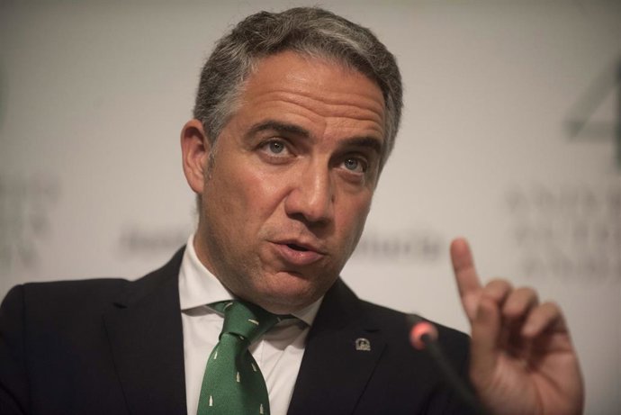 El consejero de la Presidencia, Administración Pública e Interior y portavoz del Gobierno andaluz, Elías Bendodo, comparecen en la rueda de prensa posterior a la reunión del Consejo de Gobierno, a 01 de junio del 2021. En el Palacio de San Telmo. Sevill