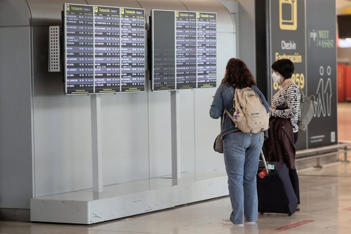 Dos pasajeras en la terminal T4 del Aeropuerto Adolfo Suárez - Madrid Barajas, a 24 de mayo de 2021, en Madrid, (España). Tal y como indicó el presidente del Gobierno la pasada semana, desde este lunes está permitida la entrada de turistas procedentes d