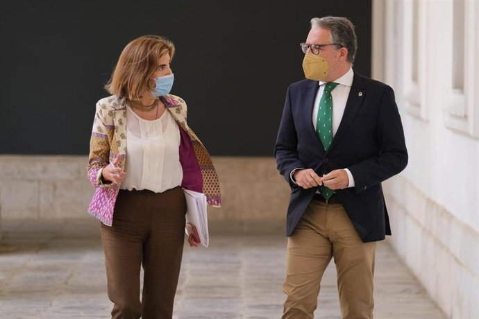 La consejera de Empleo, Rocío Blanco, y el consejero de la Presidencia y portavoz del Gobierno, Elías Bendodo, este martes antes de su comparecencia en la rueda de prensa del Consejo de Gobierno.