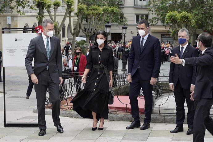 El rey FelipeVI, la reina doña Leticia, el presidente del Gobierno, Pedro Sánchez, y el Lehendakari, Iñigo Urkullu, inician sus visita al Centro Memorial de las Víctimas del Terrorismo que este martes se inaugura en Vitoria