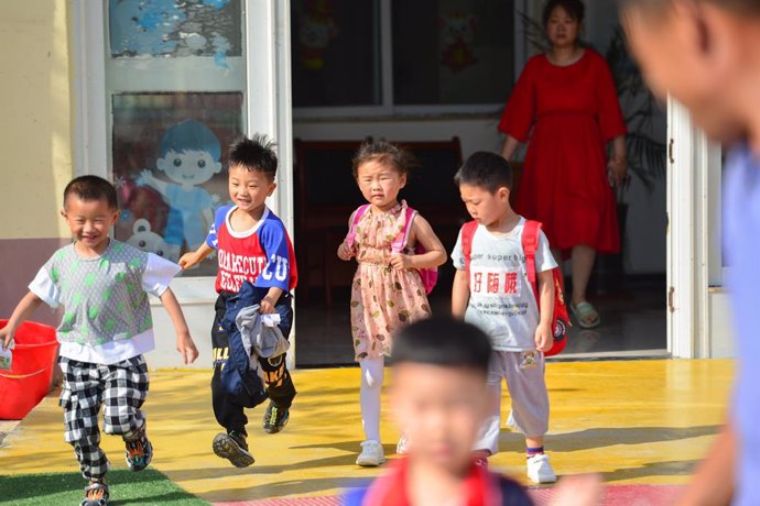 Niños a la salida de una guardería en Fuyang, China