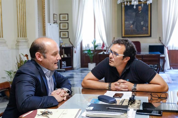 Archivo - Kichi con el portavoz del PP en el Ayuntamiento de Cádiz