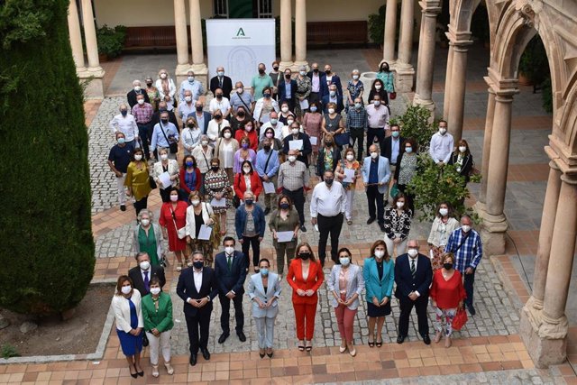 Foto de familia con algunas de las personas homenajeadas