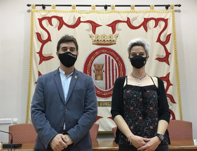 El consejero Eduardo Santos con la alcaldesa de Sangüesa, Lucía Echegoyen.