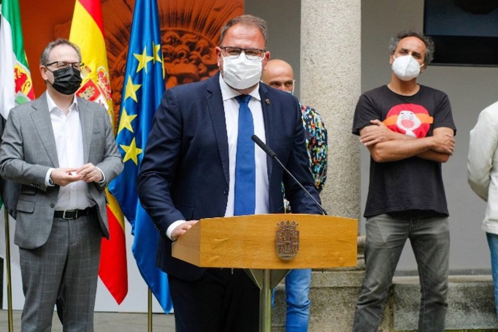 El alcalde de Mérida y presidente del Grupo de Ciudades Patrimonio de la Humanidad, Antonio Rodríguez Osuna, durante la rueda de prensa.