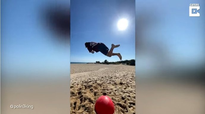 Polin Dub Dubs, de Barcelona, es conocido en redes sociales por realizar increíbles piruetas en el aire