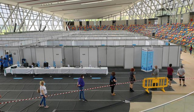 Uns usuaris esperen per rebre el vaccí a la Pista Coberta d'Atletisme de Sabadell.