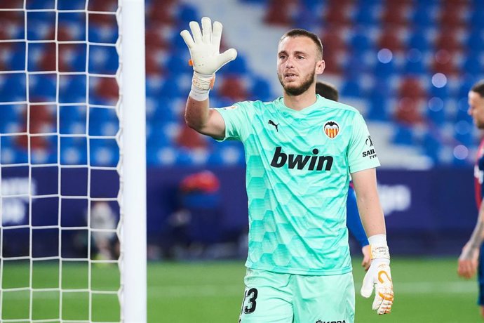 Archivo - Jasper Cillessen jugando con el Valencia