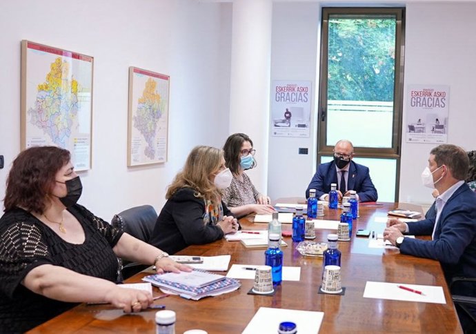 Reunión representantes riojanos con responsables educativos navarros sobre el programa Skolae