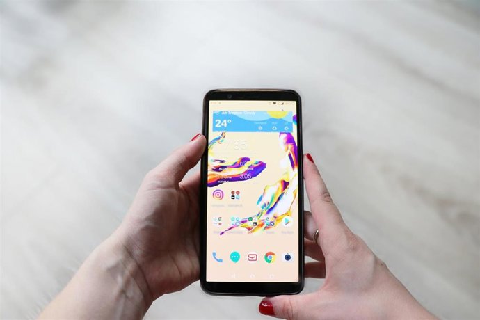 Persona sujetando un móvil Android.