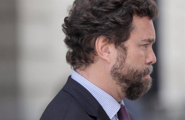 El portavoz de Vox en el Congreso, Iván Espinosa de los Monteros, en una rueda de prensa en el patio del Congreso.