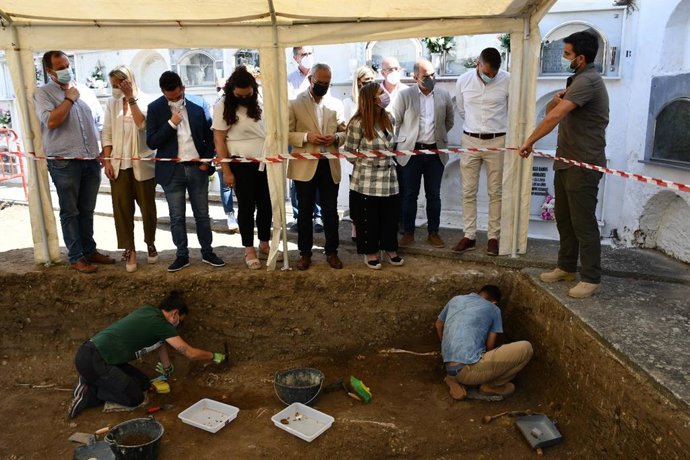 Inicio de la segunda fase de recuperación de restos en el cementerio de Jimena de la Frontera.