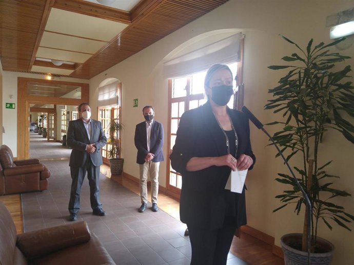 La consejera de Economía, Marta Gastón, junto con los responsables de Metalogenia, Javier Trigimer y Raúl Rico.