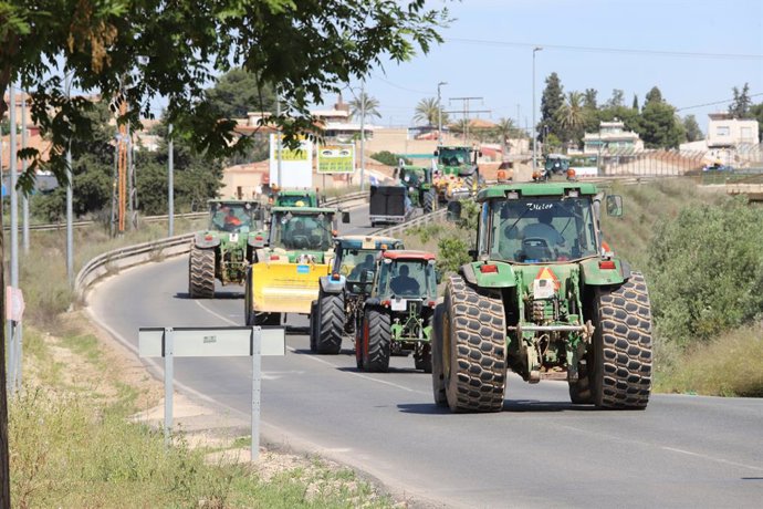 Hilera de tractores en una tractorada en defensa del trasvase Tajo-Segura, a 15 de mayo de 2021, en Murcia (España). Organizada por el Círculo del Agua, regantes, empresarios y el sector agrario de la Región, de Almería y de Alicante se han concentrado 
