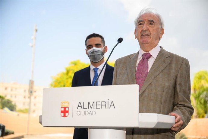 El exalcalde de Almería Juan Megino en el acto de inauguración de una calle con su nombre en Almería