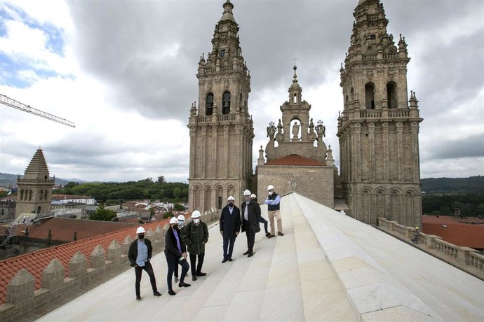 El conselleiro de Cultura, Educación e Universidade, Román Rodríguez, y el director de la Fundación Catedral, Daniel Lorenzo, visitan la rehabilitación de las cubiertas de la Catedral y las Torres da Vela e do Tesouro