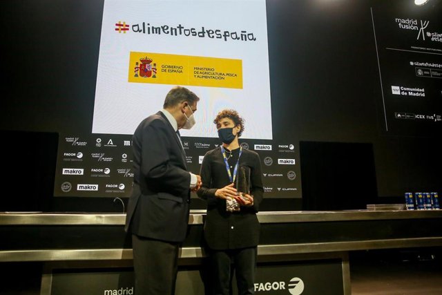 La premiada y chef afincada en Londres, en el restaurante "Sabor", Nieves Barragán mantiene una conversación con el ministro de Agricultura, Pesca y Alimentación, Luis Planas