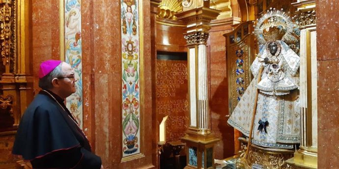 El arzobispo de Toledo, Francisco Cerro Chaves, ante la Virgen de Guadalupe