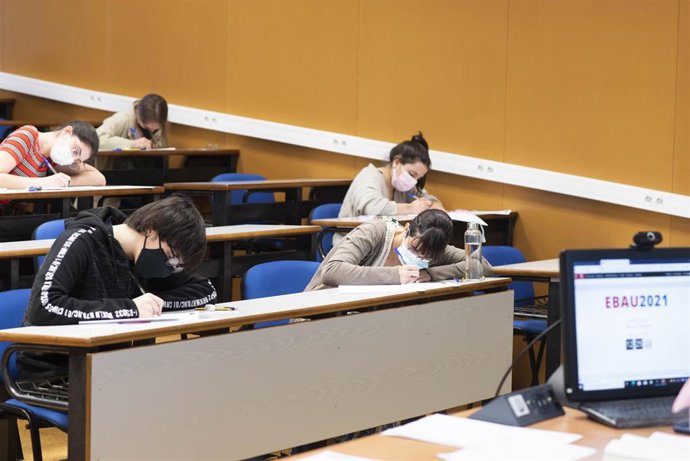 Alumnos realizan la prueba de la EBAU en la Región de Murcia