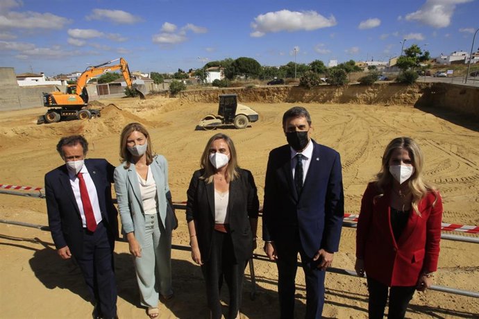 La consejera de Fomento, Infraestructuras y Ordenación del Territorio de la Junta de Andalucía, Marifrán Carazo, durante la visita a las obras de construcción de 55 viviendas en Chiclana.