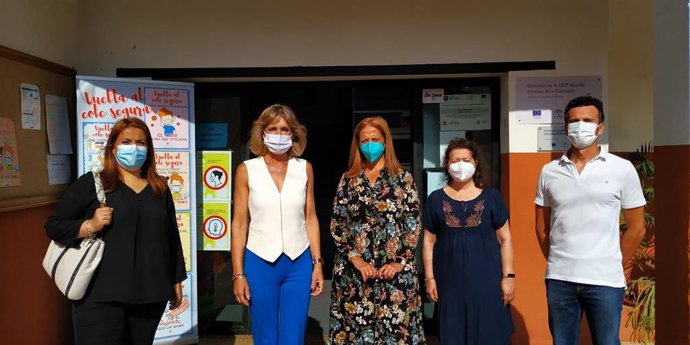 La delegada de Educación y Deporte de la Junta de Andalucía en Córdoba, Inmaculada Troncoso (segunda por la izda.), visita el CEIP Alcalde Jiménez Ruiz.