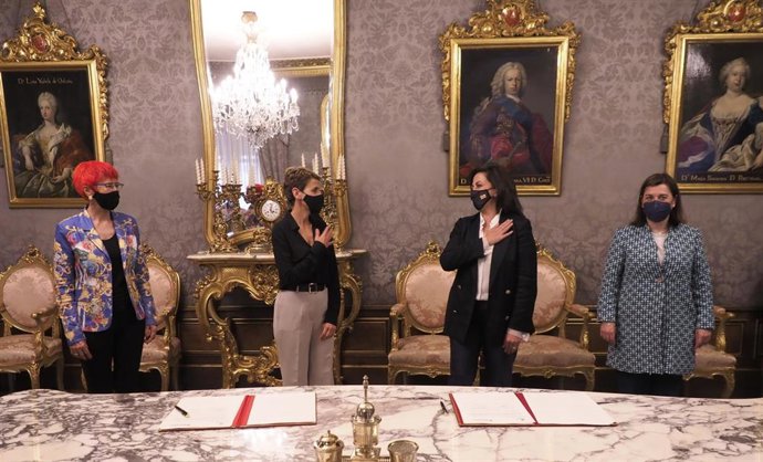 La presidenta de Navarra, María Chivite, y su homóloga de La Rioja, Concha Andreu, junto con las consejeras de Salud de Navarra y La Rioja, Santos Induráin y Sara Alba, respectivamente, en el Palacio de Navarra, en Pamplona, en la firma de un convenio.