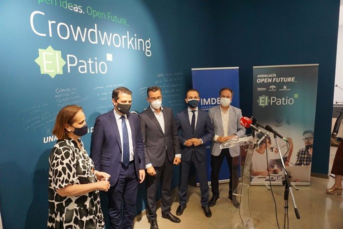 Autoridades en la celebración del tercer aniversario de 'El Patio'.