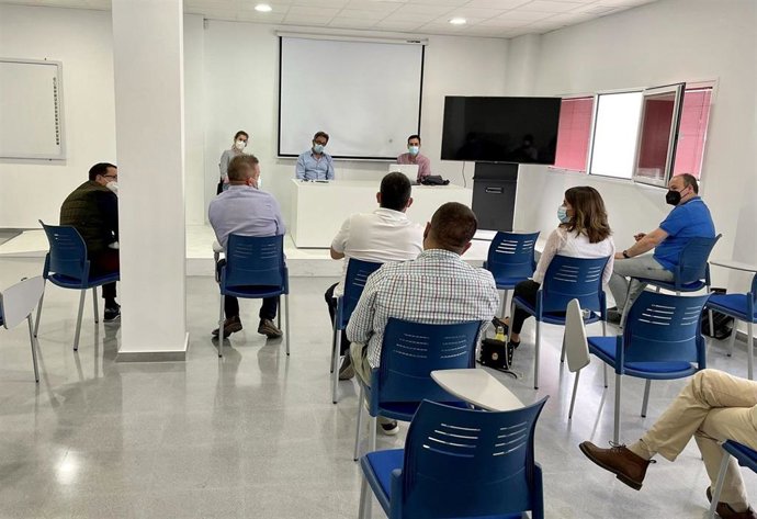 Reunión entre responsables municipales y empresarios afectados por los problemas en el sumunistro eléctrico