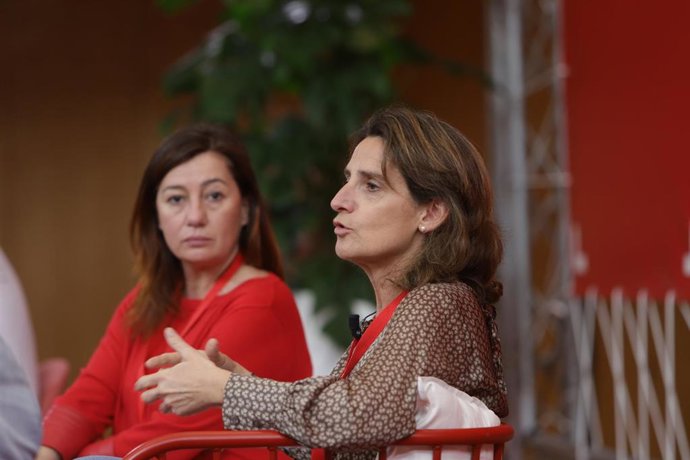Archivo - La ministra para la Transición Ecológica, Teresa Ribera, y la candidata del PSIB al Govern balear, Francina Armengol, asisten a una conferencia del PSIB en Palma de Mallorca (Islas Baleares). 