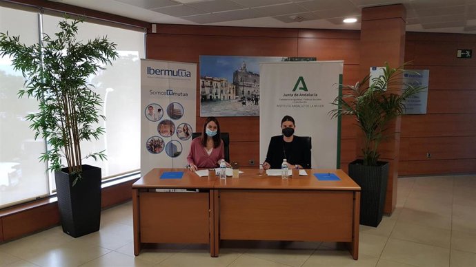 La subdirectora de Ibermutua, Lydia Alvárez (izquierda) firma la adhesión al IAM con la coordinadora del programa en Sevilla, Marta Gómez (derecha).