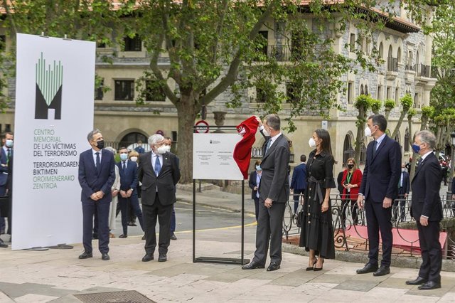 El rey Felipe VI destapa la placa de inauguración del Centro Memorial de las Víctimas del Terrorismo