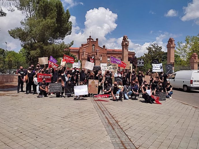 Trabajadores del Hospital de la Fundación San José protestan contra la reducción de plantilla.