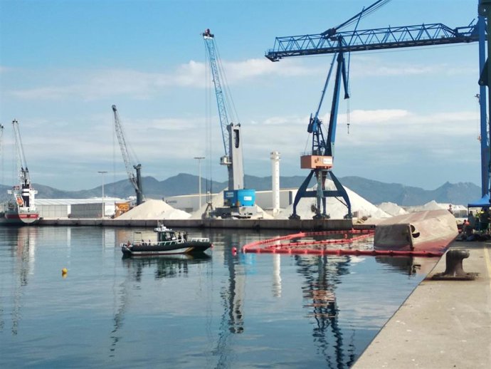 Barco volcado en el Puerto de Castelló