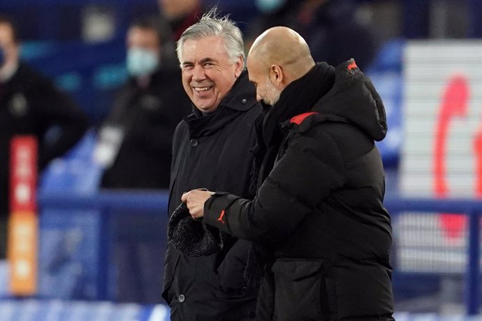 Archivo - 17 February 2021, United Kingdom, Liverpool: Everton manager Carlo Ancelotti (L) and Manchester City manager Pep Guardiola stand together before the English Premier League soccer match between Everton FC and Manchester City ar Goodison Park. P