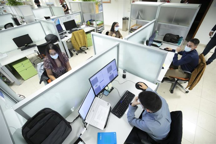 Archivo - Las ventas del sector de mueble de oficina retroceden con la pandemia a niveles de 2015