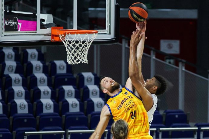 Matt Costello y Walter Tavares pelean por un balón en el Real Madrid-Herbalife Gran Canaria en el 'Playoff' de cuartos de la Liga Endesa 2020-2021