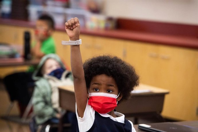 Archivo - Una estudiante en una escuela de educación primaria de Pasadena, California