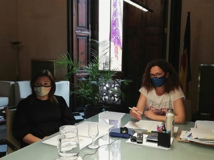 La presidenta del Consell de Mallorca, Catalina Cladera, y la consellera de Presidencia, Función Pública e Igualdad, Mercedes Garrido, en la reunión.