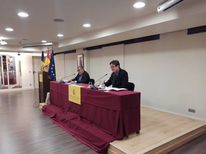 L'ambaixador d'Espanya a Andorra, ngel Ros, i el director de l'Institut Cervantes, Luis García Montero, en una conferncia a la seu de l'ambaixada