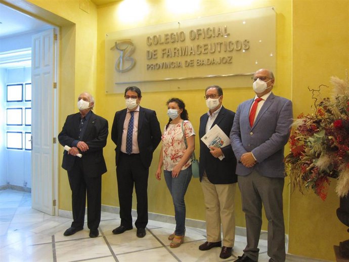 El vicepresdente segundo y consejero de Sanidad, José María Vergeles, junto a miembros de Alcer