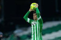 Juan Miranda firma con el Betis hasta 2024 tras desvincularse del Barça