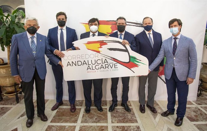 Acto en el Ayuntamiento de Huelva para la firma del manifiesto en defensa del Corredor de Alta Velocidad Andalucía-Algarve (línea Sevilla-Huelva-Faro).