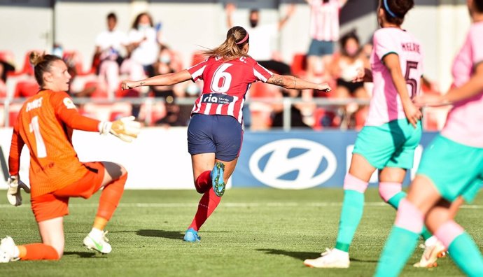Deyna Castellanos celebra el gol de la victoria en el Atlético de Madrid-FC Barcelona de la Primera Iberdrola 2020-2021