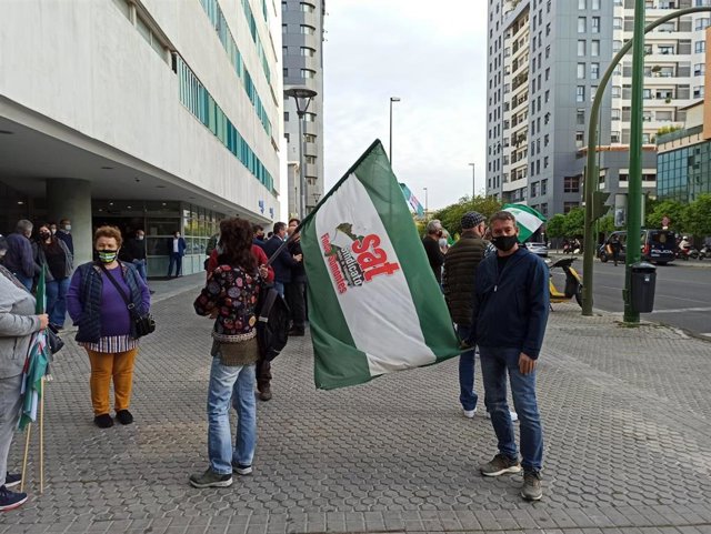 Archivo - Concentración del SAT ante el edificio Noga