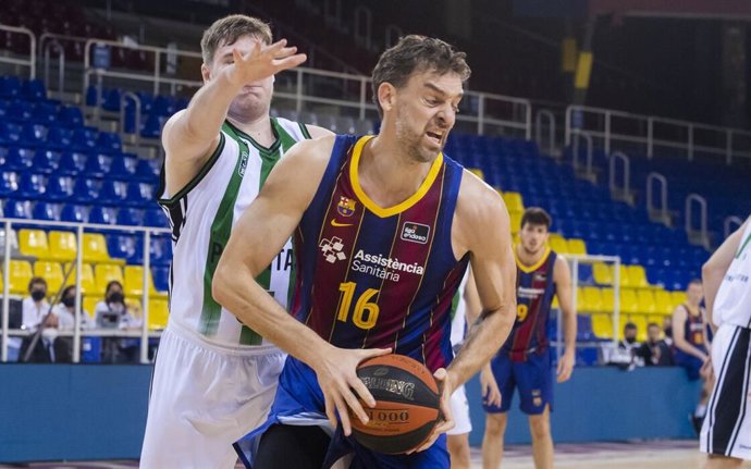 Pau Gasol intenta hacerse un hueco antes de lanzar a canasta en el Bara-Joventut
