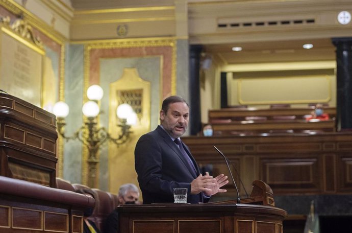 El ministro de Transportes, Movilidad y Agenda Urbana, José Luis Ábalos, interviene en una sesión de control al Gobierno, a 19 de mayo de 2021, en el Congreso de los Diputados, Madrid, (España). 