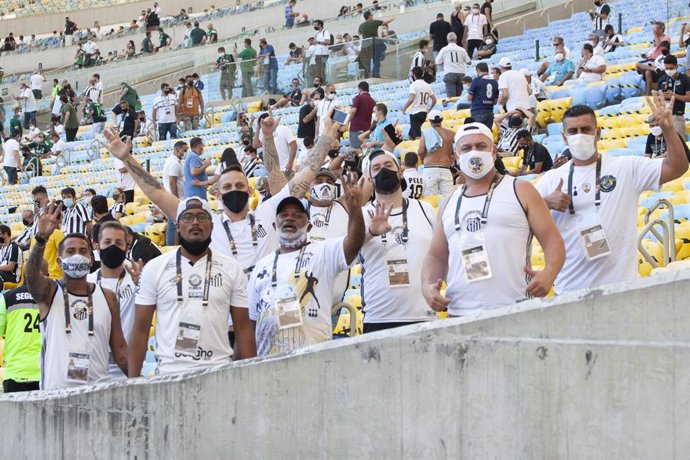 Archivo - 30 January 2021, Brazil, Rio de Janeiro: Fans cheer in the stands before the start of the CONMEBOL Copa Libertadores final soccer match between Sociedade Esportiva Palmeiras and Santos FC at the Maracana Stadium. Photo: Leco Viana/TheNEWS2 via