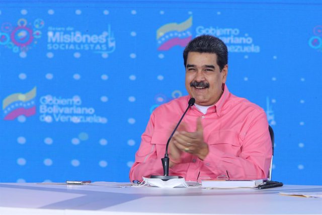 HANDOUT - 14 May 2021, Venezuela, Caracas: Venezuelan President Nicolas Maduro (M) claps during a press conference on an aid plan for what "victims of the blockade against the Venezuelan people." Photo: ---/Prensa Miraflores/dpa - ACHTUNG: Nur für Bezie
