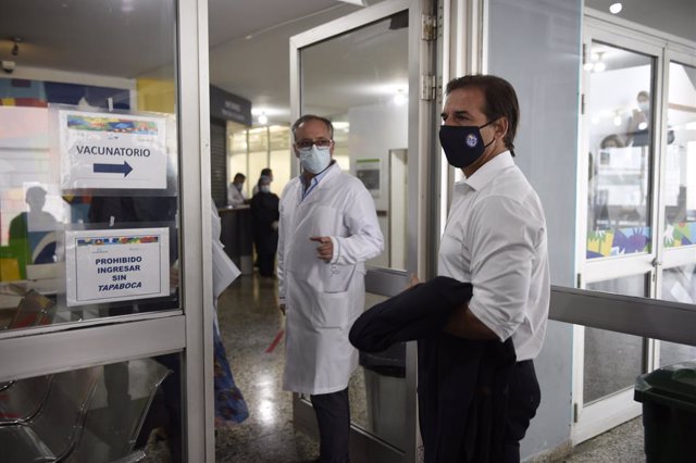 Archivo - El presidente de Uruguay, Luis Lacalle Pou, entrando al centro donde se ha vacunado contra la COVID-19.
